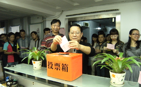 設(shè)東信投票點(diǎn) 投莊嚴(yán)神圣票——江岸區(qū)第十四屆人大代表選舉大會(huì)投票...