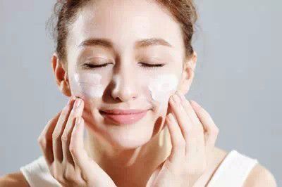 多次洗臉等于卸妝完成？ 警惕卸妝的7大誤區(qū)